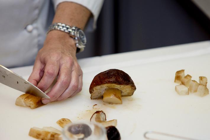 ENSALADA DE LANGOSTINOS CORTANDO LOS BOLETUS